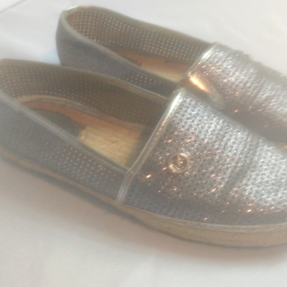 Michael kors women's silver flat shoes size 9 - Picture 2 of 5
